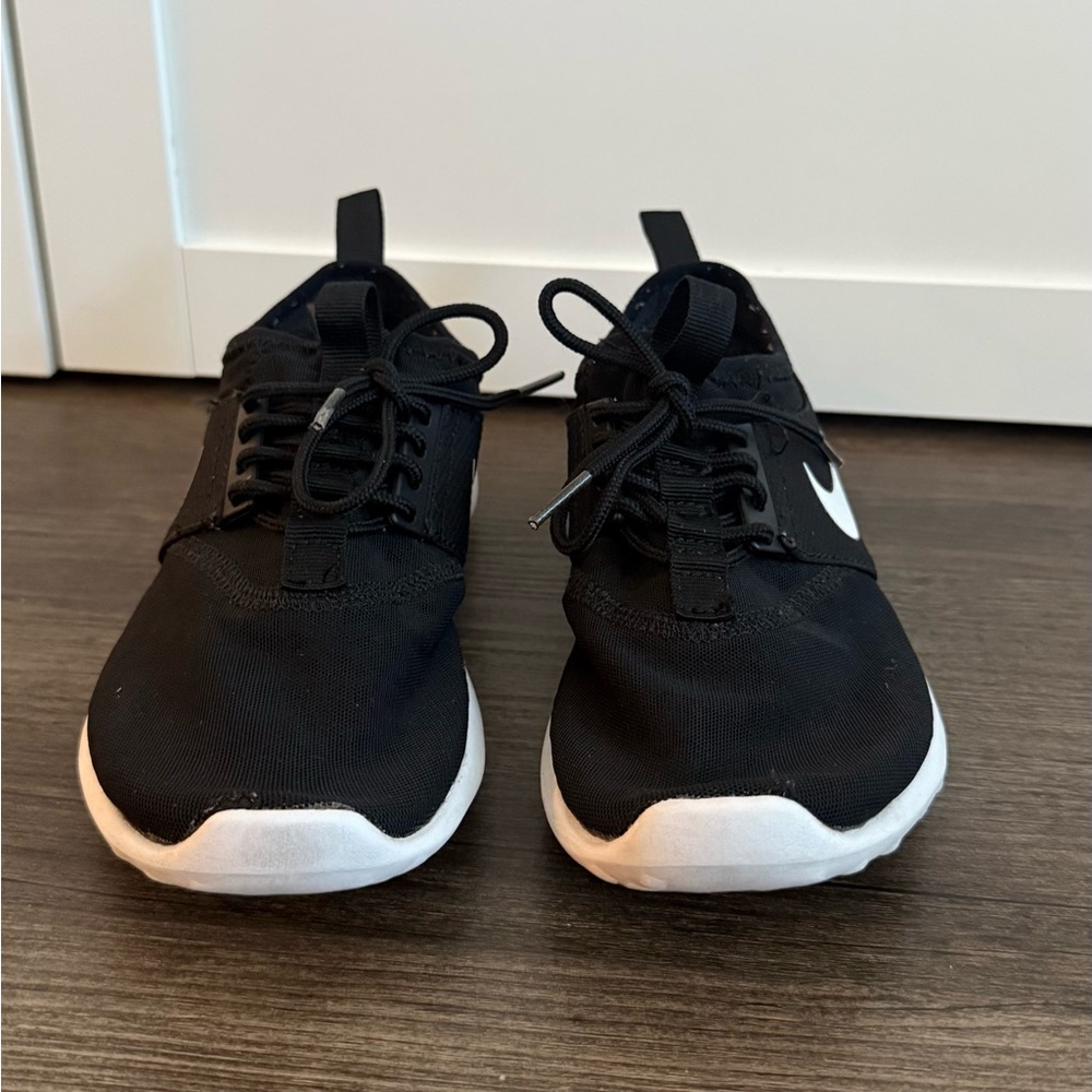 Nike Kids Sneakers Size 4.5 Youth Black White Running Shoes - Picture 2 of 5